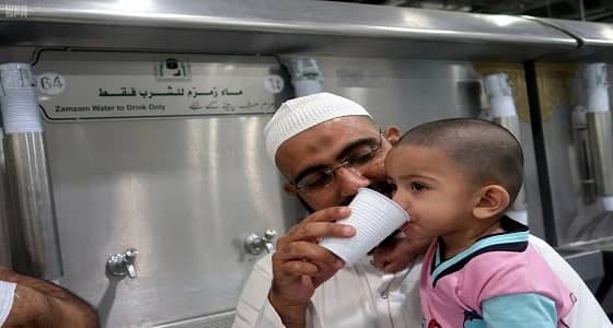 بالصور.. أكثر من 25 ألف حافظة زمزم تُعبئ يوميا في المسجد الحرام