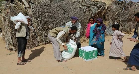 مركز الملك سلمان للإغاثة يوزع 1500 سلة غذائية في مديرية حريب في مأرب