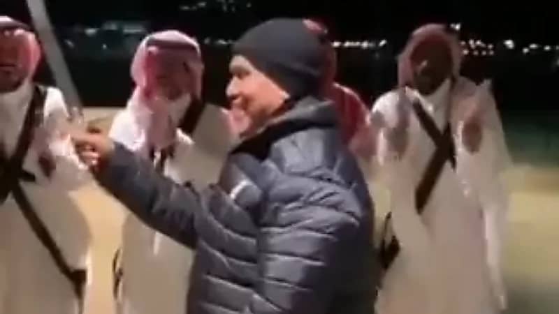 بالفيديو.. محمد عبده يؤدي العرضة وسط استقبال حافل بالعلا