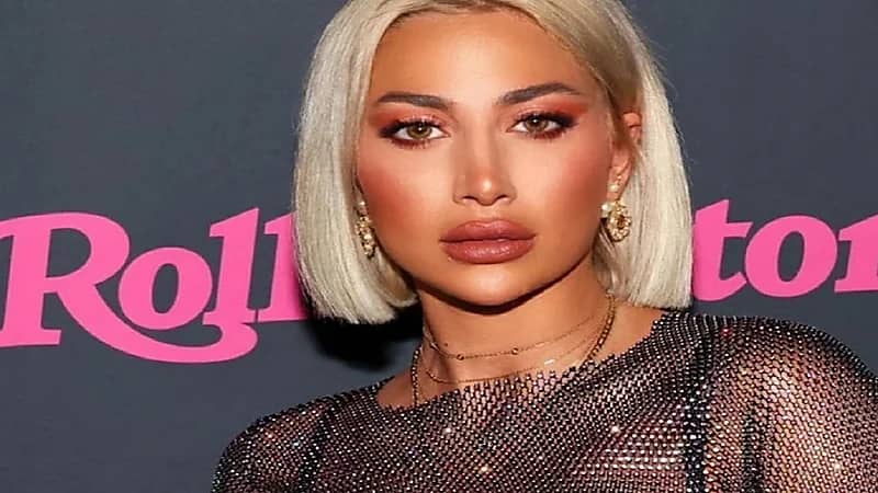 جلسة تصوير جريئة لمودل روز تثير الجدل