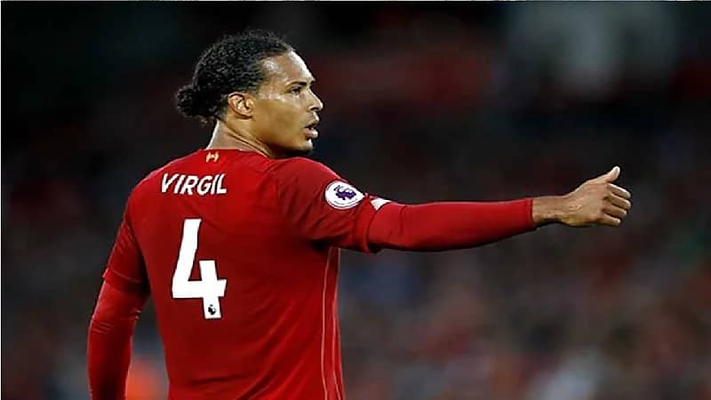 برشلونة ينافس الهلال على ضم فان ديك