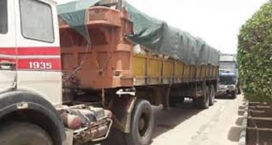 ضبط 7 شاحنات محمّلة بمواد غذائية منتهية الصلاحية في الخبر