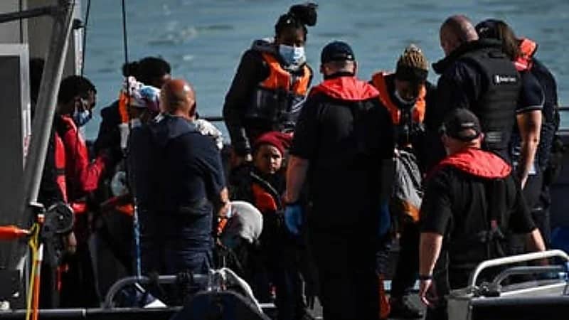 مسؤولون ببريطانيا يجبرون الأطفال اللاجئين على الكذب