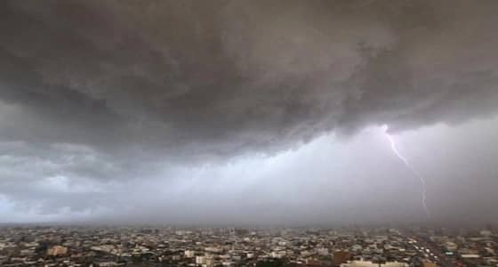 الإنذار المبكر: سحب رعدية مصحوبة برياح نشطة في مكة