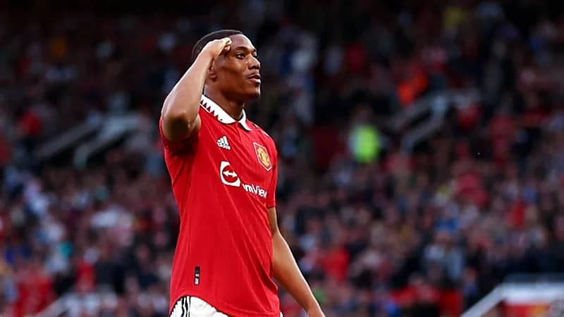موقف مهاجم مانشستر يونايتد من الانتقال لدوري روشن