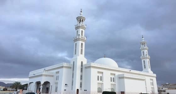 كاتب: الأذان ليس من شروط الصلاة.. وسماعات المساجد ليست مقدسة