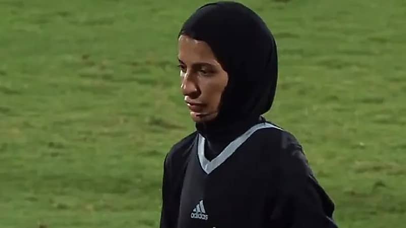 حكمة تثير الجدل بقرار ركلة جزاء في الدوري الإماراتي .. فيديو