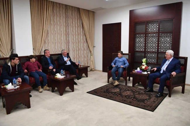 عباس يستقبل أسرة عهد التميمي بمقر الرئاسة..ويشيد بشاجعتها