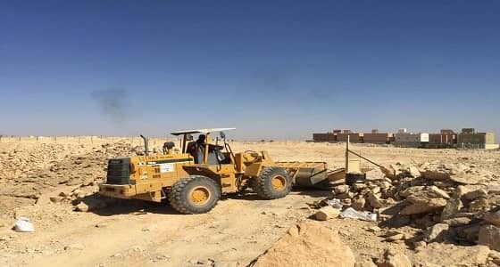 بالصور.. بلدية عرقة بالرياض تزيل تعديات على حديقة بالوادي