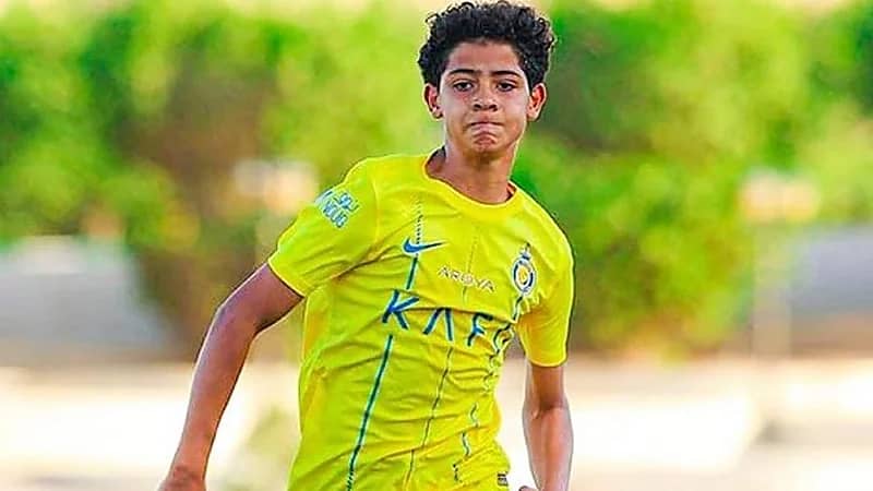 إطلالة لافتة لنجل رونالدو بالزي السعودي .. صورة