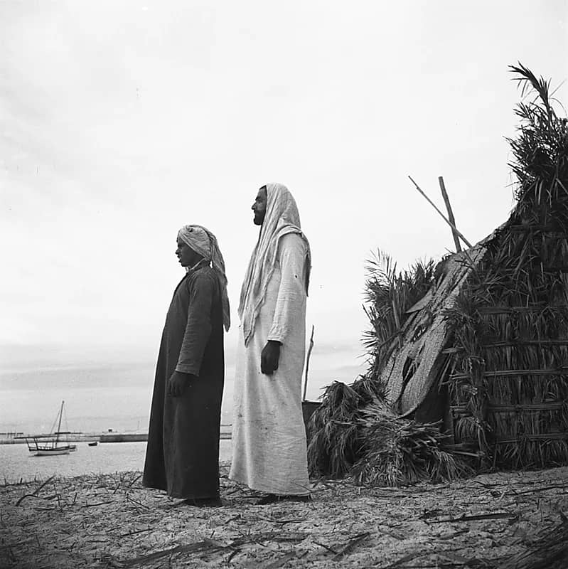 صورة جميلة لشخصين بجانب العريش في رأس تنورة