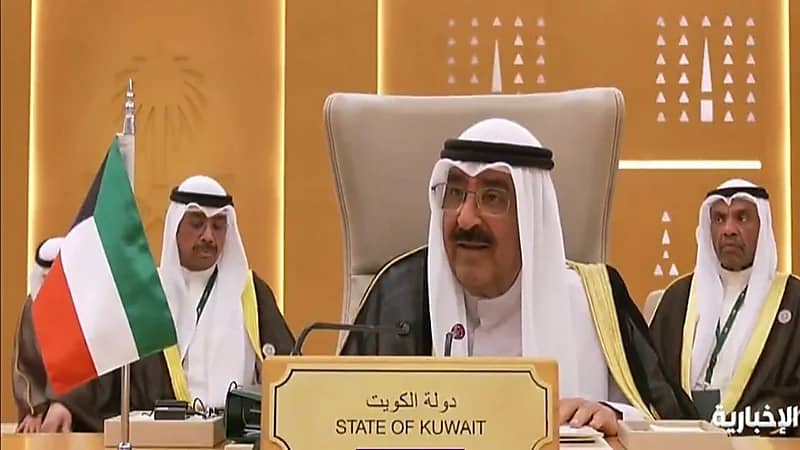 أمير الكويت يصحح نص ورد في كلمته بشكل خاطئ خلال القمة ويشكر ولي العهد على التنبيه.. فيديو