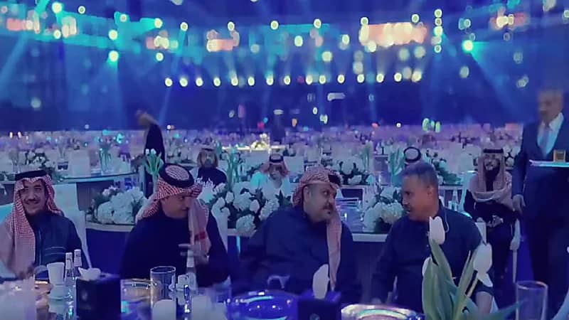 الأمير عبدالرحمن بن مساعد لمحمد عبده: أنت فنان يليق بعظمة بلاده .. فيديو