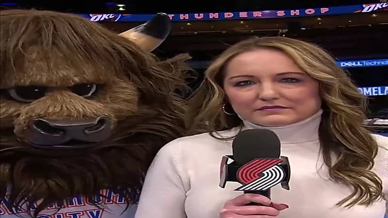 شاهد.. ردة فعل مراسلة فاجئتها دمية بوجودها خلال بث مباشر