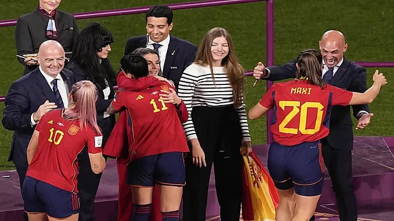 وزيرتان إسبانيتان تهاجمان رئيس الاتحاد بسبب قُبلة التتويج