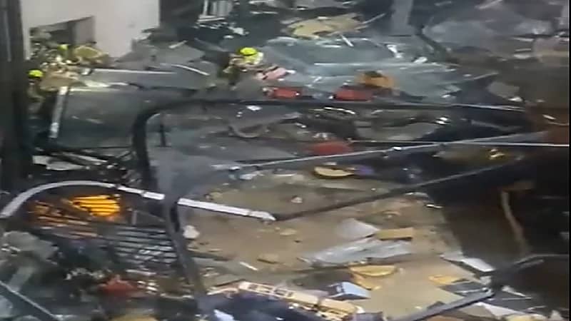 شاهد.. انفجار حوض سمك ضخم بارتفاع 12 متر