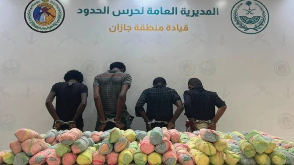 القبض على 11 شخصًا لتهريبهم مواد مخدرة