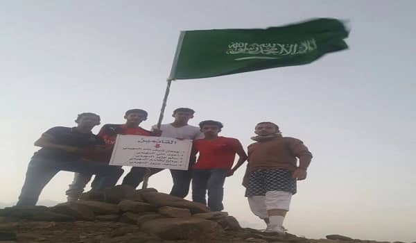 بالصور .. مجموعة شباب يتسلقون قمة جبل " الأخدع " بالعرضيات