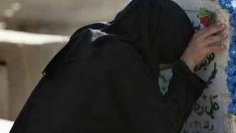 مشهورة تثير الجدل بعد سؤالها لإحدى السيدات: وش شعورك وأمك ميتة؟ .. فيديو