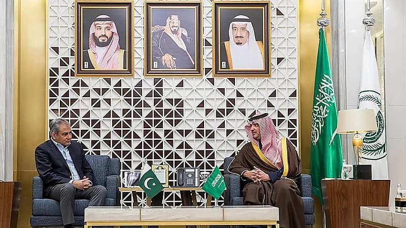 وزير الداخلية يبحث مع نظيره الباكستاني تعزيز التعاون الأمني المشترك