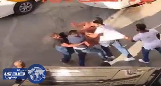 بالفيديو.. مشاجرة دامية بين شباب وفتيات في الكويت