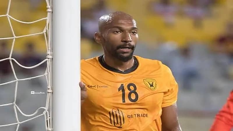 بالفيديو.. لاعب القادسية يتعرض لانتقادات حادة لانشغاله بالجوال أثناء مباراة فريقه