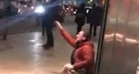 بالفيديو.. رد فعل صادم لمتسول مع مارة رفضوا مساعدته