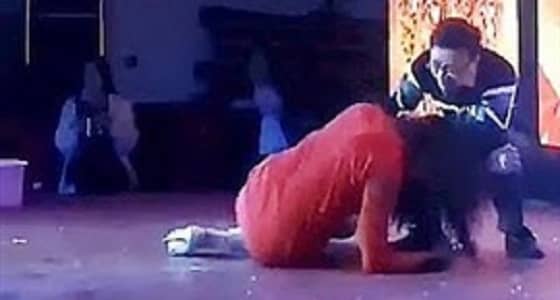 بالفيديو.. تصرف غريب لمدير شركة مع موظف يرتدى ملابس نسائية