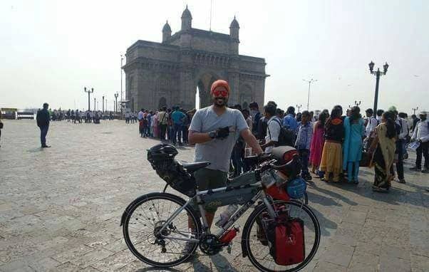 رحالة سعودي يجوب بدراجته الهوائية 8 دول في شرق آسيا