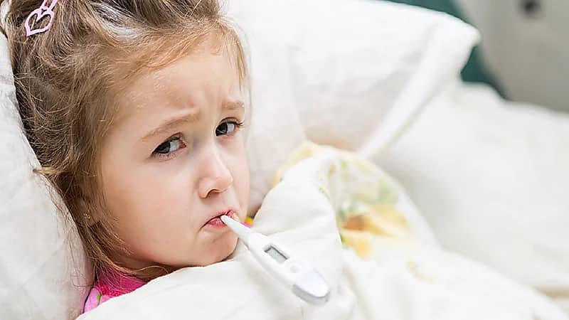 عادات خاطئة يجب تجنبها عند ارتفاع درجة حرارة الطفل