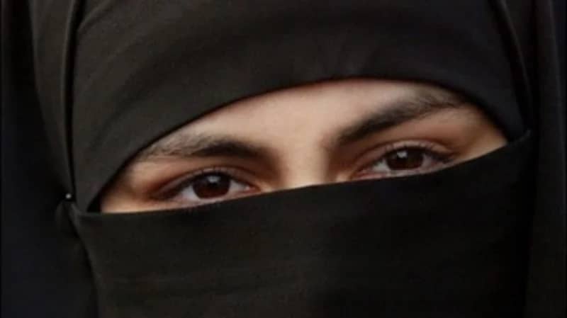 شاب يرتدي النقاب ليتمكن من رؤية عشيقته