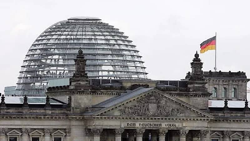 فيديو..نشطاء البيئة يلطخون نصبا كتبت عليه مواد الدستور الألماني بالنفط الخام