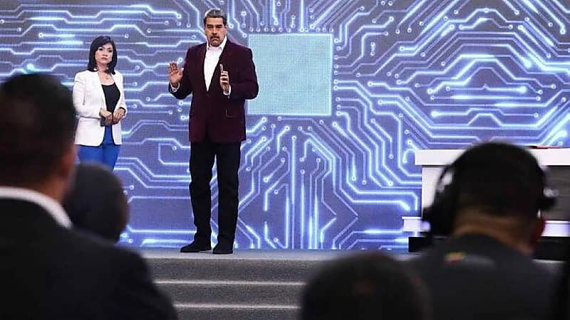 الرئيس الفنزويلي يتهم تطبيق واتساب بالتجسس ويطالب بحذفه