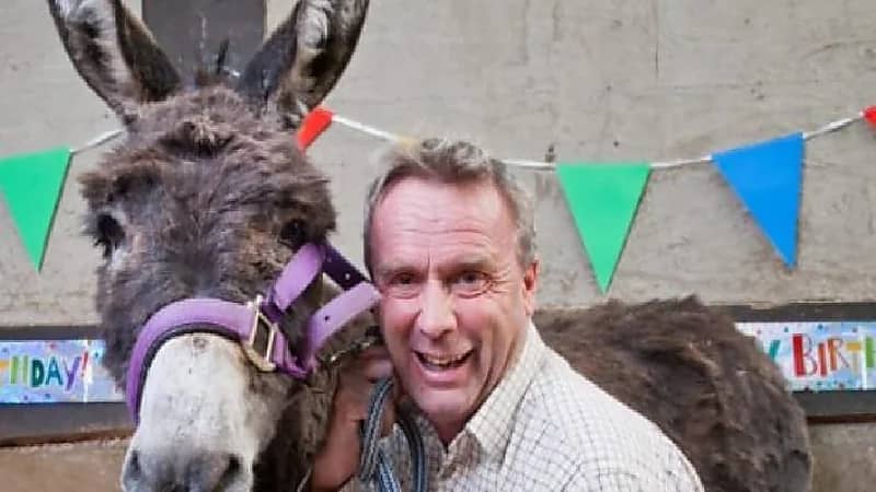 فيديو طريف لشخص مع حماره الخاص