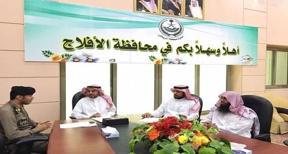 محافظ الأفلاج يدشّن حملة تفريج كربة " تراحم "