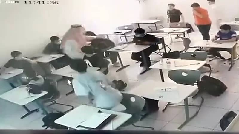 شاهد.. طالب في متوسطة المناهج الأهلية يتعرض للاختناق بسبب قطعة بلاستيكية