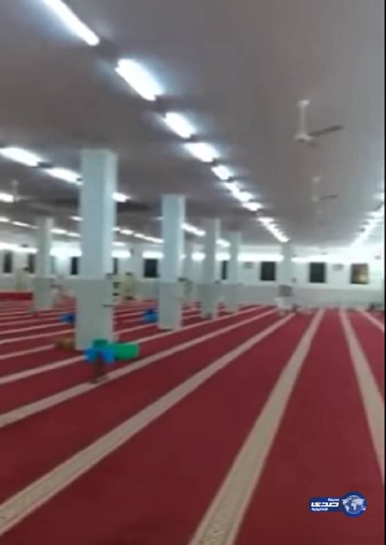 شاهد بالفيديو.. مواطن يوثق تسرب مياه الأمطار من سقف جامع الملك عبدالله بجازان رغم صيانته