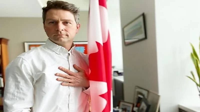 برلماني يظهر عارياً تماماً في اجتماع عن بعد