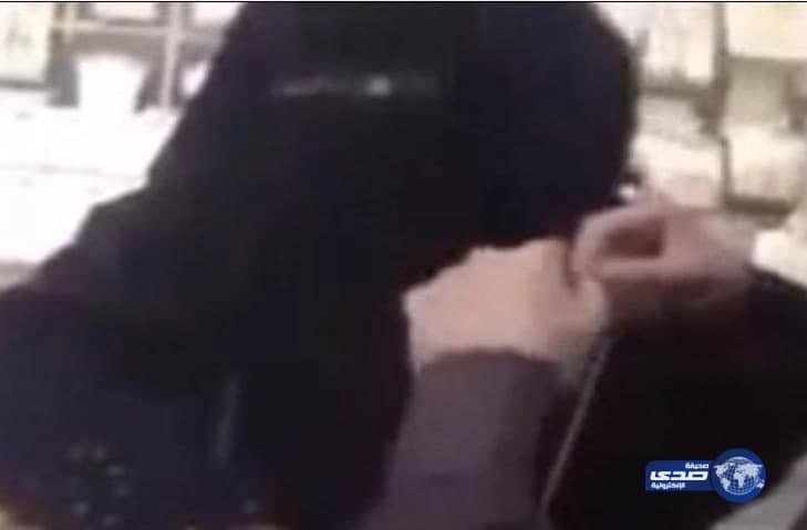 بالفيديو ..عريس يهدي أمه شبكة قبل عروسه