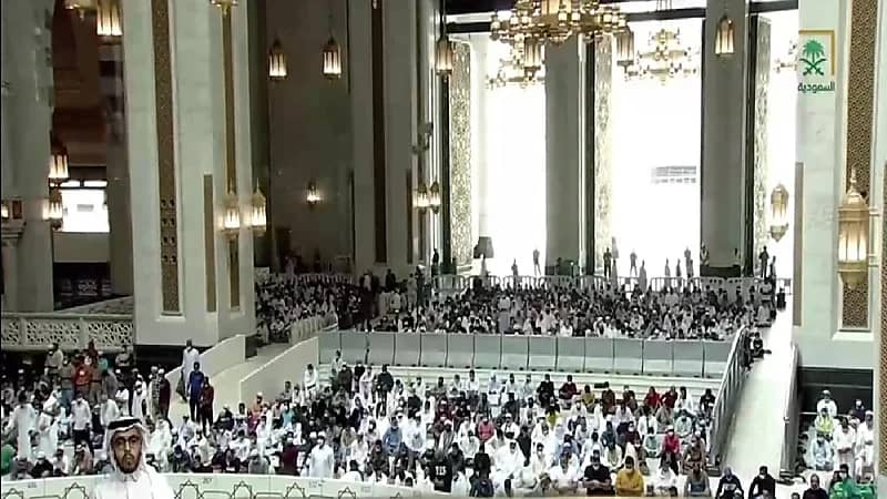 بالفيديو : خطيب المسجد الحرام يجهش بالبكاء أثناء حديثه عن بر الوالدين