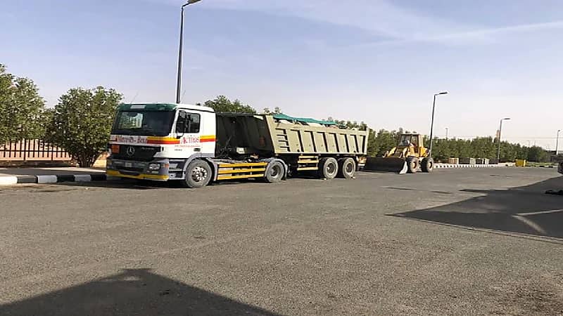 ضبط معدات وآليات أثناء رميها مخلفات مباني بأراضي فضاء في حائل