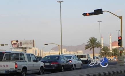 مواطن يلفظ أنفاسه عند الإشارة الحمراء 