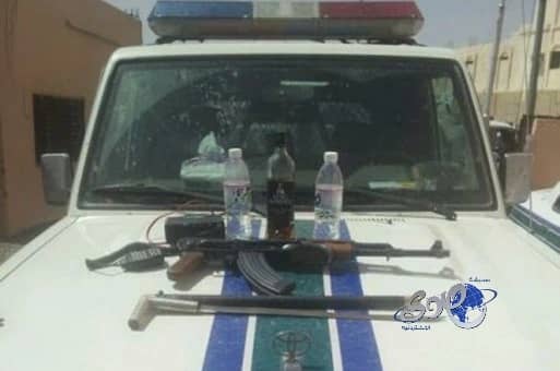 مخمور مسلح يحاول الهرب من دورية أمنية