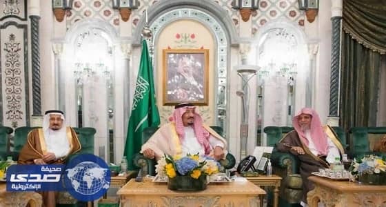 خادم الحرمين يستقبل علماء ومشايخ وأئمة المسجد الحرام