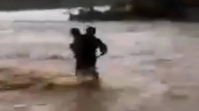 بالفيديو.. شاب ينقذ امرأة وإبنتها جرف مركبتهما السيل بالمجاردة