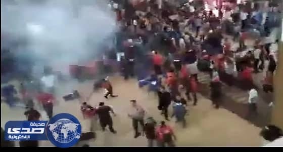 ⁠⁠⁠⁠⁠ماليزيون يقذفون مهاتير محمد بالأحذية والكراسي