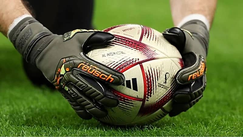 اعتماد تطبيق قرار عدم إمساك الحارس بالكرة لأكثر من 8 ثواني