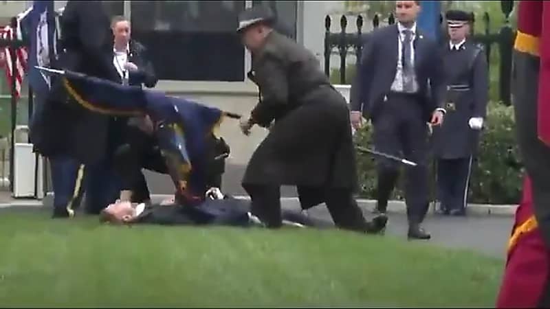 جندي من حاملي أعلام البيت الأبيض يفقد وعيه على الهواء ..فيديو