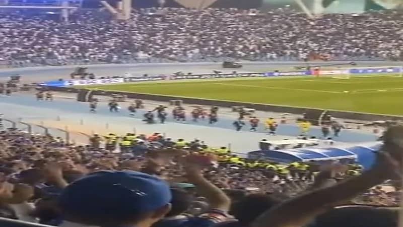 شاهد.. جماهير الهلال تُحيي لاعبي بوهانج بعد نهاية المباراة 