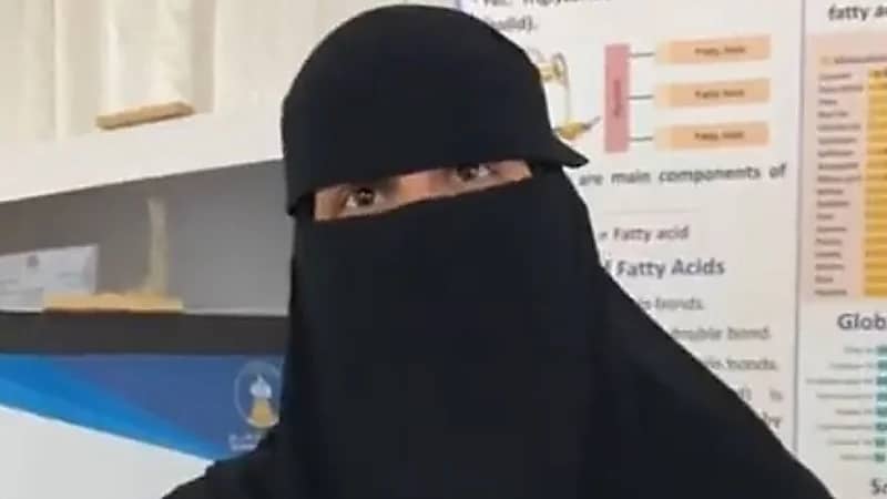 بالفيديو.. أول خليجية تتخصص في علم الزواحف وتصنيفه في حائل